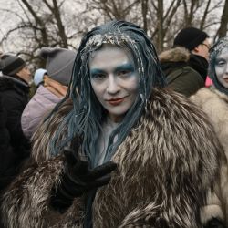 La gente asiste a una fiesta al aire libre a orillas del río Dniéper congelado, en un barrio residencial de Kiev, para animar a los ciudadanos durante los apagones masivos durante la invasión rusa de Ucrania. | Foto:GENYA SAVILOV / AFP