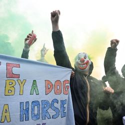 Los aficionados del Manchester United participan en una manifestación contra los copropietarios del club, la familia Glazer, y el multimillonario británico Jim Ratcliffe, a las afueras del estadio antes del partido de la Premier League inglesa entre el Manchester United y el Fulham en Old Trafford, en Mánchester, noroeste de Inglaterra. | Foto:Paul Ellis / AFP