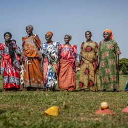 Mujeres mayores, conocidas localmente como las "abuelas del críquet", reciben instrucciones de un entrenador durante una sesión de críquet y entrenamiento físico en Jinja. En el distrito de Jinja, al este de Uganda, grupos de mujeres mayores han adoptado el críquet como una forma de mantenerse físicamente activas y socialmente conectadas en la edad adulta. | Foto:LUIS TATO / AFP