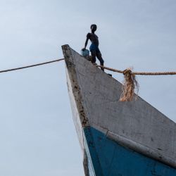 Niños se zambullen en las aguas del lago Kivu desde barcos amarrados en una presa de arena en el puerto de Kituku, Goma. | Foto:Jospin Mwisha / AFP