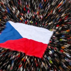 Personas exhiben una bandera gigante de la República Checa durante una protesta en apoyo al presidente checo Petr Pavel en la Plaza de la Ciudad Vieja de Praga. Decenas de miles de checos se congregaron en Praga para apoyar al presidente proucraniano, quien mantiene una disputa con el multimillonario nacionalista Andrej Babis, líder del gobierno. Los organizadores del movimiento independiente "Un Millón de Momentos para la Democracia" afirman que hasta 90.000 personas asistieron a la manifestación, donde algunos participantes ondearon banderas checas, europeas y ucranianas. | Foto:Michal Cizek / AFP