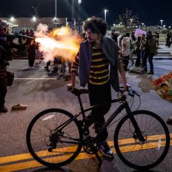 Un agente del Departamento de Policía de Los Ángeles dispara una munición no letal mientras se enfrenta a manifestantes durante una protesta contra el Servicio de Inmigración y Control de Aduanas (ICE) de Estados Unidos en Los Ángeles. El jefe de fronteras de Donald Trump declaró que algunos agentes federales podrían ser retirados de Minneapolis, la ciudad del norte de Estados Unidos que se ha convertido en el punto álgido de la ofensiva migratoria del presidente. La administración Trump, ante la crítica pública por la muerte a tiros de dos estadounidenses a manos de agentes federales en Minneapolis, también flexibilizó las operaciones migratorias en el estado nororiental de Maine. | Foto:ETIENNE LAURENT / AFP