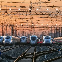 Vista aérea tomada con un dron de trenes de alta velocidad preparándose para su operación, en Xi'an, en la provincia de Shaanxi, en el noroeste de China. | Foto:Xinhua/Zhang Wen