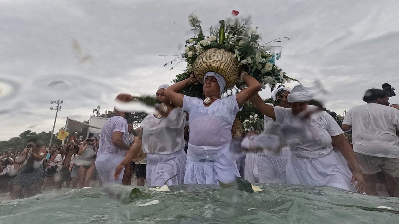 Los fieles participan en la ceremonia tradicional de Iemanjá, la diosa del mar de la religión sincrética afrobrasileña Umbanda, en la playa de Arpoador en Río de Janeiro, Brasil. | Foto:MAURO PIMENTEL / AFP