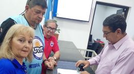 Representantes de los gremios entregando el documento. 