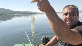 Las líneas que marcaron la diferencia fueron las líneas de vuelo de dos anzuelos, equipadas con plomos livianos de 5 gramos, ideales para trabajar de manera delicada en media agua.