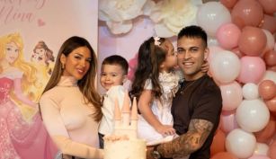 Agus Gandolfo y Lautaro Martínez junto a sus dos hijos