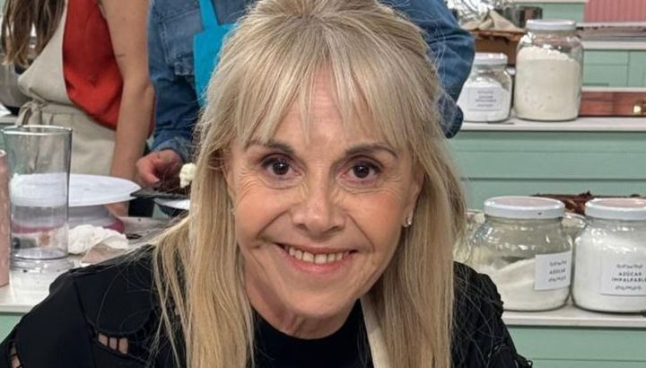 Claudia Villafañe marca tendencia con dos trajes de baño ideales para mujeres de 60+