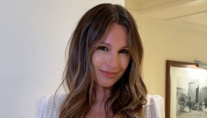 Pampita marcó tendencia con un sofisticado vestido slip dress	