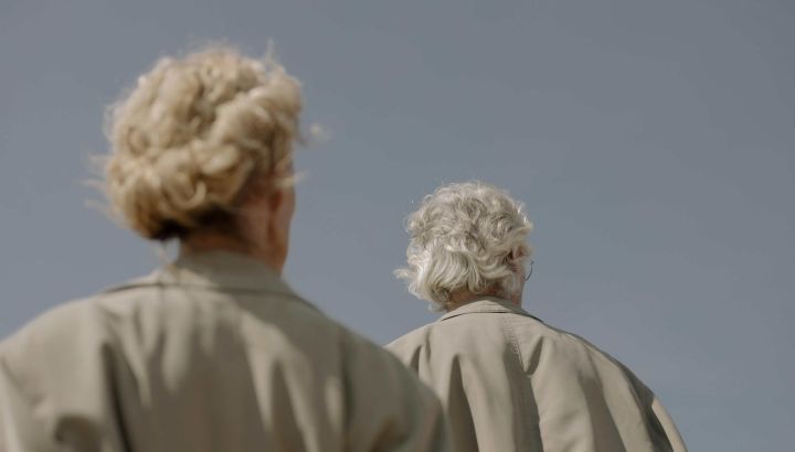 ¿Y si un estudio nos dijera que las canas podrían volver a su color natural?