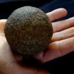 Una de las piezas se encuentra perfectamente terminada y pulida, lo que permite identificarla como una herramienta funcional completa