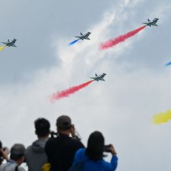 Aviones del equipo acrobático Bayi de la Fuerza Aérea del Ejército Popular de Liberación de China realizan una exhibición aérea en el Salón Aeronáutico de Singapur. | Foto:Roslan Rahman / AFP