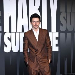 El actor franco-estadounidense Timothée Chalamet posa antes de asistir a la proyección de la película "Marty Supreme" en el Cine Grand Rex de París. | Foto:JULIE SEBADELHA / AFP