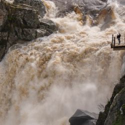 La gente observa la cascada del Pozo de los Humos desde un mirador panorámico sobre el río Uces, que registra un caudal excepcionalmente alto debido al deshielo y las fuertes lluvias que afectan al país, cerca de Masueco, en la provincia de Salamanca. Una tormenta con lluvias extraordinarias azotó la península Ibérica, obligando a miles de personas en el sur de España a abandonar sus hogares, cerrar escuelas y cancelar trenes. | Foto:Cesar Manso / AFP