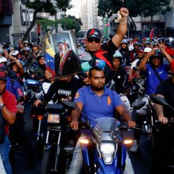 Partidarios del gobierno marchan en motocicletas un mes después del derrocamiento del presidente venezolano Nicolás Maduro y la primera dama Cilia Flores en Caracas. Miles de simpatizantes del exlíder venezolano Nicolás Maduro, derrocado en una letal operación militar estadounidense, marcharon en Caracas para exigir su libertad. | Foto:PEDRO MATTEY / AFP
