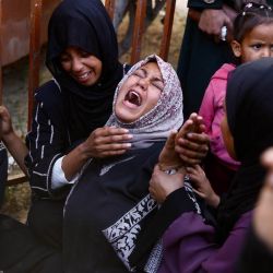 Personas lloran durante el funeral de Iyad Ahmed Naeem Al-Rabai’a, un niño palestino de tres años, quien, según informes, murió en un ataque aéreo israelí, en el Hospital Nasser de Khan Yunis, en el sur de la Franja de Gaza. Los ataques aéreos israelíes mataron a 32 personas, incluidos niños, en Gaza, según la agencia de defensa civil del territorio palestino, ya que el ejército afirmó haber atacado en respuesta a una violación del alto el fuego por parte de Hamás. | Foto:Bashar Taleb / AFP