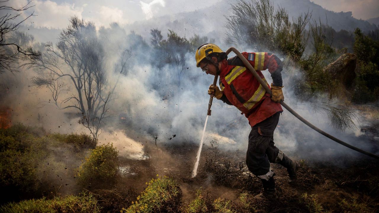 Un bombero trabaja para extinguir un incendio forestal en las montañas de la zona rural de Epuyén, en la región patagónica de la provincia de Chubut, Argentina. El gobierno argentino declaró la emergencia en la Patagonia, donde los incendios forestales han arrasado vastas extensiones de bosque desde el inicio del verano austral. | Foto:Tomas Cuesta / AFP