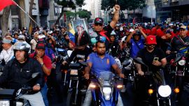 Partidarios del gobierno marchan en motocicletas un mes después del derrocamiento del presidente venezolano Nicolás Maduro y la primera dama Cilia Flores en Caracas. Miles de simpatizantes del exlíder venezolano Nicolás Maduro, derrocado en una letal operación militar estadounidense, marcharon en Caracas para exigir su libertad.