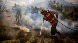 Un bombero trabaja para extinguir un incendio forestal en las montañas de la zona rural de Epuyén, en la región patagónica de la provincia de Chubut, Argentina. El gobierno argentino declaró la emergencia en la Patagonia, donde los incendios forestales han arrasado vastas extensiones de bosque desde el inicio del verano austral.