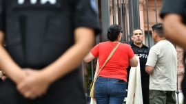 Un policía se esposó a las rejas de Casa Rosada para reclamar mejores condiciones laborales y su salario de 700 mil pesos