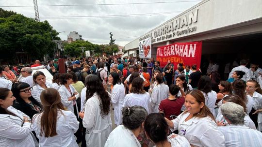 Con una mención a Adorni, los trabajadores del Garrahan denunciaron penalmente a la intervención libertaria