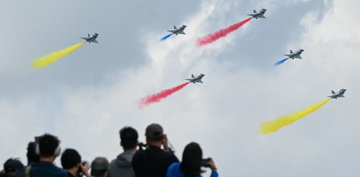 Aviones del equipo acrobático Bayi de la Fuerza Aérea del Ejército Popular de Liberación de China realizan una exhibición aérea en el Salón Aeronáutico de Singapur.