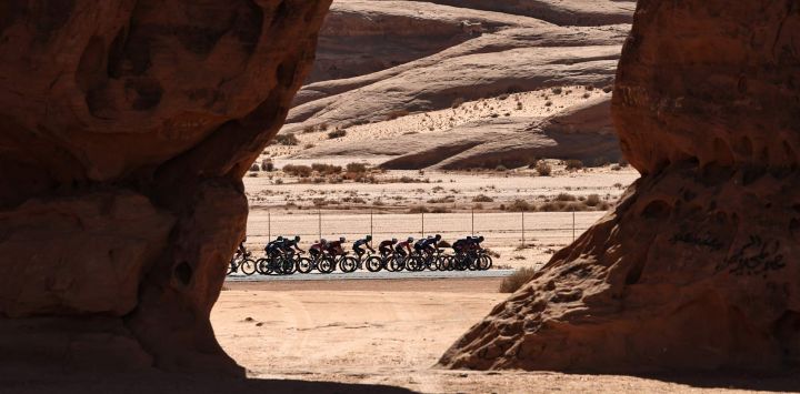 Ciclistas compiten en la cuarta etapa del AlUla Tour, una carrera ciclista de 173,4 km entre Winter Park y Hegra.