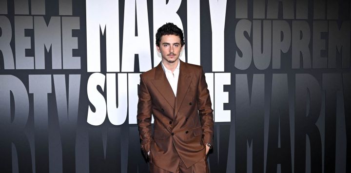 El actor franco-estadounidense Timothée Chalamet posa antes de asistir a la proyección de la película "Marty Supreme" en el Cine Grand Rex de París.
