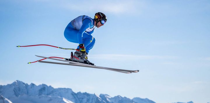El italiano Mattia Casse participa en el entrenamiento de descenso masculino en vísperas de la carrera durante la Copa del Mundo de Esquí Alpino FIS 2025-2026, en Crans Montana, Suiza.