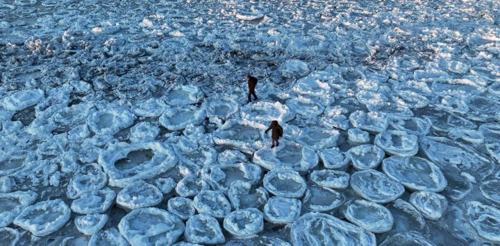 Esta fotografía aérea muestra a personas caminando sobre el mar Báltico helado cerca de Mikoszewo, en el norte de Polonia.