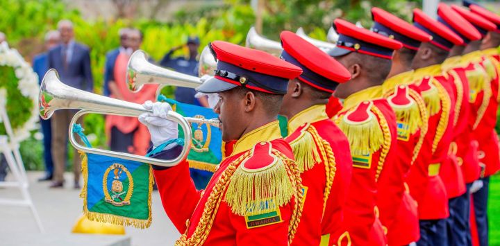 Imagen de una banda militar realizando una presentación durante la conmemoración del 32 Día Nacional de los Héroes en el Mausoleo Nacional de los Héroes, en el sector de Remera, en el distrito de Gasabo, en Kigali, Ruanda.