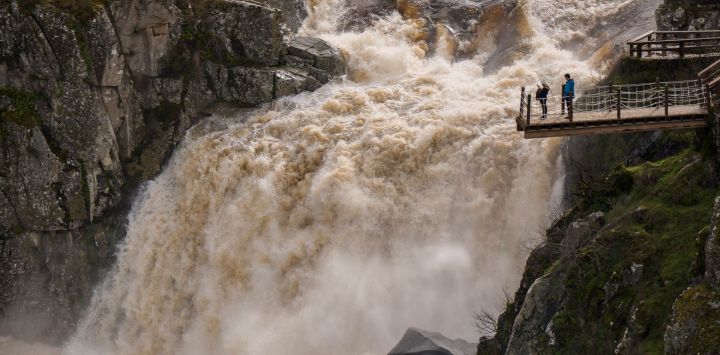 La gente observa la cascada del Pozo de los Humos desde un mirador panorámico sobre el río Uces, que registra un caudal excepcionalmente alto debido al deshielo y las fuertes lluvias que afectan al país, cerca de Masueco, en la provincia de Salamanca. Una tormenta con lluvias extraordinarias azotó la península Ibérica, obligando a miles de personas en el sur de España a abandonar sus hogares, cerrar escuelas y cancelar trenes.