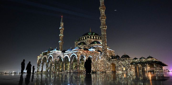 La Mezquita de Sharjah se iluminó con un colorido espectáculo durante la 15.ª edición del Festival de la Luz de Sharjah, en el emirato de Sharjah.