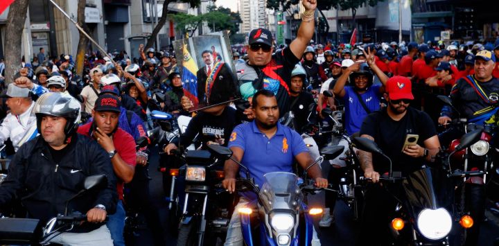 Partidarios del gobierno marchan en motocicletas un mes después del derrocamiento del presidente venezolano Nicolás Maduro y la primera dama Cilia Flores en Caracas. Miles de simpatizantes del exlíder venezolano Nicolás Maduro, derrocado en una letal operación militar estadounidense, marcharon en Caracas para exigir su libertad.
