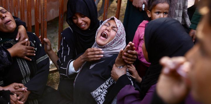 Personas lloran durante el funeral de Iyad Ahmed Naeem Al-Rabai’a, un niño palestino de tres años, quien, según informes, murió en un ataque aéreo israelí, en el Hospital Nasser de Khan Yunis, en el sur de la Franja de Gaza. Los ataques aéreos israelíes mataron a 32 personas, incluidos niños, en Gaza, según la agencia de defensa civil del territorio palestino, ya que el ejército afirmó haber atacado en respuesta a una violación del alto el fuego por parte de Hamás.
