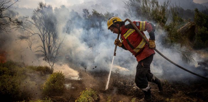Un bombero trabaja para extinguir un incendio forestal en las montañas de la zona rural de Epuyén, en la región patagónica de la provincia de Chubut, Argentina. El gobierno argentino declaró la emergencia en la Patagonia, donde los incendios forestales han arrasado vastas extensiones de bosque desde el inicio del verano austral.