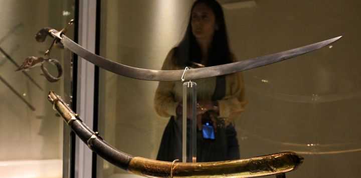 Una mujer observa el sable curvo que perteneció al héroe nacional argentino, el general José de San Martín, en el Museo Histórico Nacional de Buenos Aires. La decisión del gobierno de Javier Milei de trasladar el sable del Libertador argentino José de San Martín a un regimiento militar provocó la indignación de los herederos de la pieza, quienes exigieron judicialmente que el arma permaneciera en el Museo Histórico Nacional, donde fue donada en 1897.