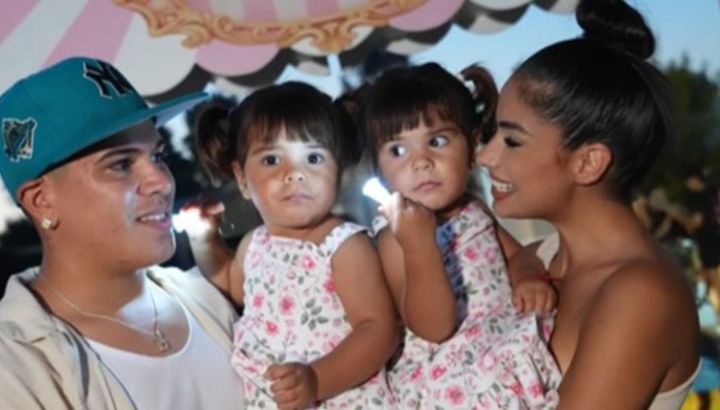 Así fue el mega cumpleaños de circo de Laia y Aimé, hijas de Daniela Celis y Thiago Medina: el "gemelandia" y los detalles personalizados