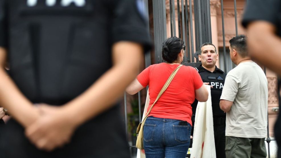Un cabo de la Policía Federal Argentina se esposó a la Casa Rosada