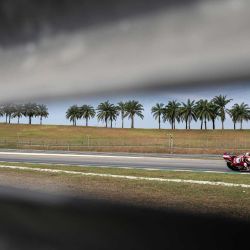 El piloto italiano de MotoGP del equipo Ducati Lenovo, Francesco Bagnaia (der.), y el piloto italiano de MotoGP del equipo Aprilia Racing, Marco Bezzecchi (izq.), toman una curva durante el tercer día de los test de pretemporada de MotoGP 2026 en el Circuito Internacional de Sepang, en Sepang, Malasia. | Foto:Mohd Rasfan / AFP
