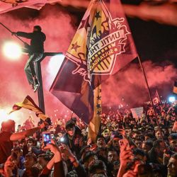 Los aficionados del Fenerbahçe encienden bengalas y ondean banderas para recibir al centrocampista francés Ngolo Kanté (no aparece en la foto) a su llegada al aeropuerto Sabiha Gökçen para completar su transferencia al club turco Fenerbahçe, en Estambul. El centrocampista francés Ngolo Kanté fichó por el Fenerbahçe procedente del Al-Ittihad saudí gracias al apoyo del presidente turco, Recep Tayyip Erdogan, según anunció el club turco. | Foto:OZAN KOSE / AFP