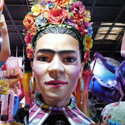 Un equipo pinta una pieza durante los preparativos del Carnaval de Niza de 2026 en un almacén de Niza, Francia. | Foto:Valery Hache / AFP