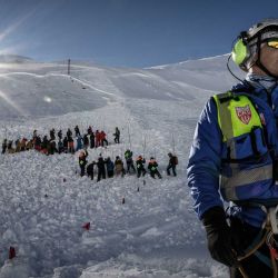 Un miembro del equipo de rescate de montaña CRS Alpes Grenoble trabaja durante una operación de rescate de emergencia por avalancha en una zona fuera de pista del macizo de Écrins, en los Alpes franceses. | Foto:JEFF PACHOUD / AFP