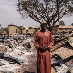 Un residente se encuentra entre escombros quemados y casas dañadas tras el ataque en Woro, estado de Kwara. Aún se están conociendo detalles del ataque en el estado de Kwara, pero es uno de los más mortíferos del país en los últimos meses. Según la Cruz Roja, el número de muertos asciende a 162 personas y la búsqueda de cuerpos continúa. | Foto:Light Oriye Tamunotonye / AFP