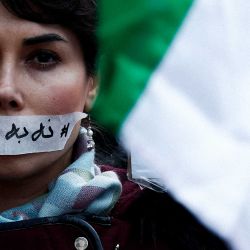 Una manifestante lleva una pegatina sobre la boca con la leyenda "No a la ejecución" durante una marcha silenciosa en París, denunciando la brutal represión del gobierno iraní contra los manifestantes antigubernamentales en la República Islámica. | Foto:Sébastien Dupuy / AFP