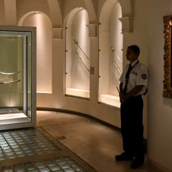 Una pintura que representa al héroe nacional argentino, el General José de San Martín (derecha), y el sable curvo que le perteneció se exhiben en el Museo Histórico Nacional de Buenos Aires. La decisión del gobierno de Javier Milei de trasladar el sable del Libertador argentino José de San Martín a un regimiento militar provocó la indignación de los herederos de la pieza, quienes exigieron judicialmente que el arma permaneciera en el Museo Histórico Nacional, donde fue donada en 1897. | Foto:LUIS ROBAYO / AFP