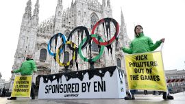 Activistas de Greenpeace se manifiestan contra el patrocinio del gigante italiano del petróleo y el gas, Eni, a los Juegos Olímpicos de Milán Cortina 2026 en la Piazza Duomo de Milán, Italia.