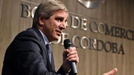 Wall Street duda que la reforma alcance para romper el umbral psicológico del riesgo país y espera el show financiero de Caputo