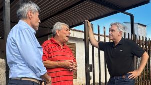 Martin Llaryora junto Quinteros dialoga con un vecino de Empalme