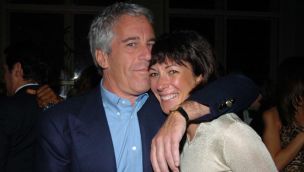Jeffrey Epstein junto a Ghislaine Maxwell, su expareja y colaboradora, condenada en 2022 a 20 años de prisión por tráfico sexual de menores.